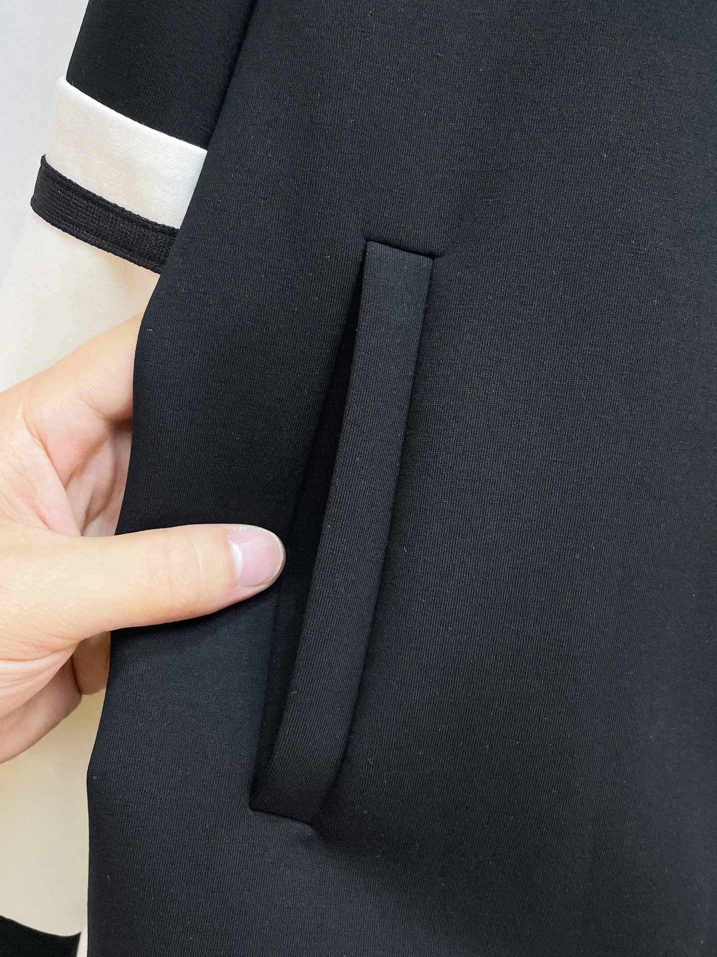 Balenciaga 2026 New Arrival counter Same Style casual suit, Breathable, comfortable and casual! Full of high-end feel! The details are exquisite and high-end, and the workmanship is impeccable! The original Premium fabric is very high-end! The fabric is crisp and anti-wrinkle Wear-Resistant, warm, neat and stylish. Everyone must buy a set this autumn and winter. They must look cool and cool when wearing them. We especially recommend Sizes M-3XL
